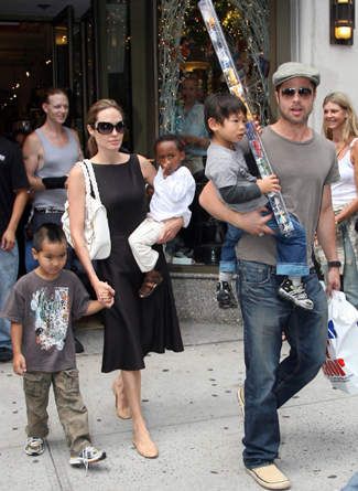 brad pitt and angelina jolie twins. finally popped out the twins