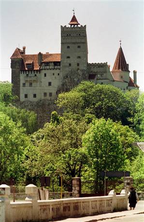 http://reneeashleybaker.files.wordpress.com/2007/12/bran-castle-in-translyvania-romania-aka-draculas-castle.jpg